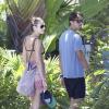 Candice Swanepoel et son petit ami Hermann Nicoli profitent d'un moment détente au d'une piscine. Miami, le 25 mai 2013.