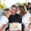 Léa Seydoux, Abdellatif Kechiche et Adèle Exarchopoulos savourent la Palme d'Or pour La vie d'Adèle pendant le photocall de la remise des palmes lors du 66e Festival de Cannes, le 26 mai 2013.