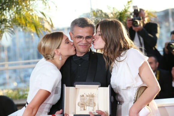 Léa Seydoux, Abdellatif Kechiche et Adèle Exarchopoulos savourent la Palme d'Or pour La vie d'Adèle pendant le photocall de la remise des palmes lors du 66e Festival de Cannes, le 26 mai 2013.