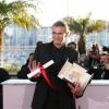 Abdellatif Kechiche et sa Palme d'Or au photocall de la remise des palmes lors du 66e Festival de Cannes, le 26 mai 2013.