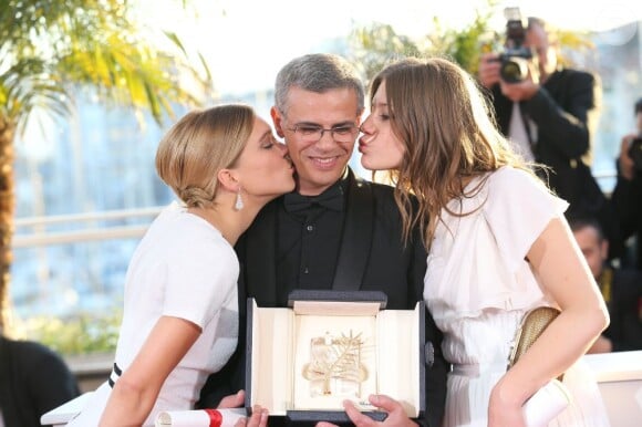 Léa Seydoux et Adèle Exarchopoulos embrassent leur réalisateur Abdellatif Kechiche lors du photocall de la remise des palmes lors du 66e Festival de Cannes, le 26 mai 2013.