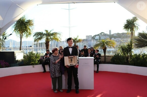 Agnès Varda et Anthony Chen (Caméra d'Or pour "Ilo Ilo") au photocall de la remise des palmes lors du 66e Festival de Cannes, le 26 mai 2013.