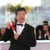 Hirokazu Kore-Eda (Prix du jury pour Tel Père, Tel Fils) au photocall de la remise des palmes lors du 66e Festival de Cannes, le 26 mai 2013.