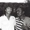 Yannick Noah après sa victoire à Roland-Garros le 6 juin 1983 avec son père Zacharie. 