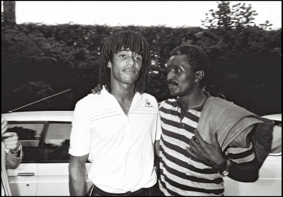Yannick Noah après sa victoire à Roland-Garros le 6 juin 1983 avec son père Zacharie. 