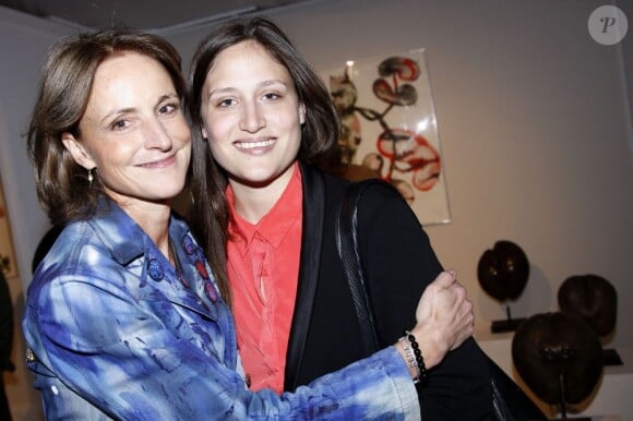 Marie-Laure de Villepin et sa fille Victoire - Vernissage de l'exposition "Galopec ou les sept péchés capitaux à l'Espace Culturel Marc Jacquet à Barbizon, le 25 mai 2013.