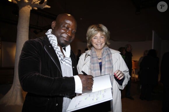 Barthélémy Toguo et Danièle Thompson - Vernissage de l'exposition "Galopec ou les sept péchés capitaux à l'Espace Culturel Marc Jacquet à Barbizon, le 25 mai 2013.