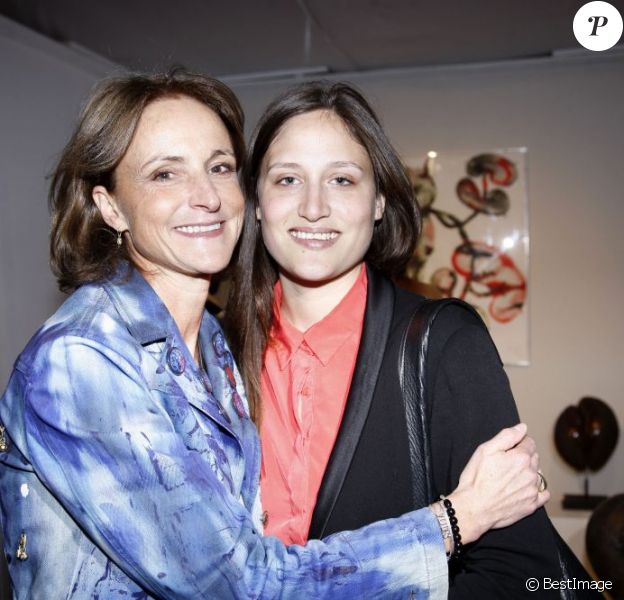 Marie-Laure de Villepin, sculptrice sous le nom de Marie-Laure Viébel, avec sa fille Victoire - Vernissage de l'exposition "Galopec ou les sept péchés capitaux à l'Espace Culturel Marc Jacquet à Barbizon, le 25 mai 2013.