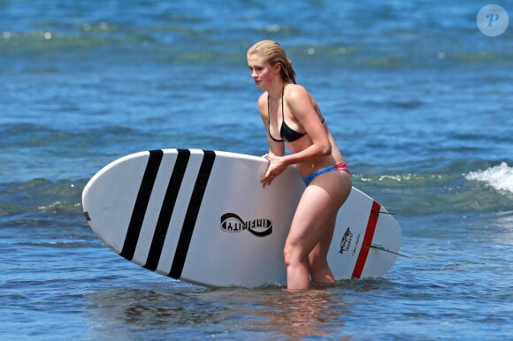 Ireland Baldwin, la fille d'Alec Baldwin et de Kim Basinger, fait du surf avec son petit ami Slater Trout à Honolulu, le 26 mai 2013.