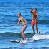 Ireland Baldwin fait du surf avec son petit ami Slater Trout à Honolulu, le 26 mai 2013.