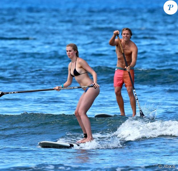 Ireland Baldwin fait du surf avec son petit ami Slater Trout à Honolulu, le 26 mai 2013.