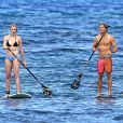 Ireland Baldwin fait du surf avec son petit ami Slater Trout à Hawaï, le 26 mai 2013.