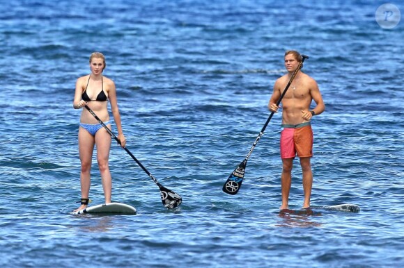 Ireland Baldwin fait du surf avec son petit ami Slater Trout à Hawaï, le 26 mai 2013.