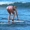 Ireland Baldwin fait du surf avec son petit ami Slater Trout à Honolulu, le 26 mai 2013.