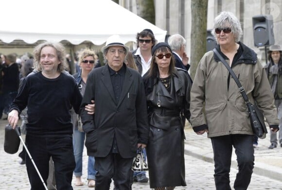 Areski Belkacem, Brigitte Fontaine et Jacques Higelin - Obsèques de Georges Moustaki au Père-Lachaise à Paris. Le 27 mai 2013.