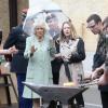Camilla Parker Bowles en visite aux quartiers de la garde républicaine le 28 mai 2013 à Paris.