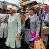 Camilla Parker Bowles en visite surprise au marché Raspail, dans le 4e arrondissement, le 28 mai 2013 lors de sa visite officielle à Paris.