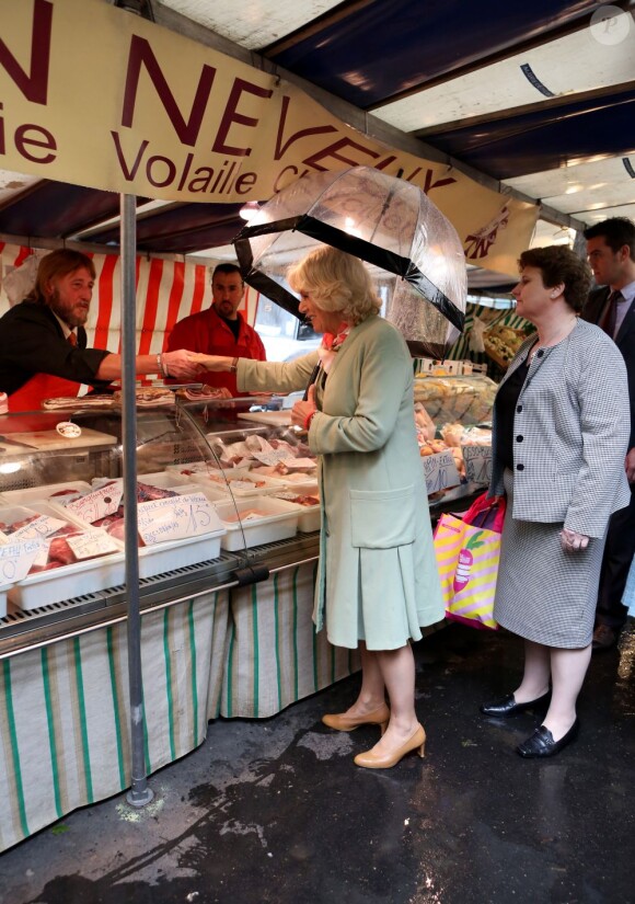Camilla Parker Bowles en visite surprise au marché Raspail, dans le 4e arrondissement, le 28 mai 2013 lors de sa visite officielle à Paris.