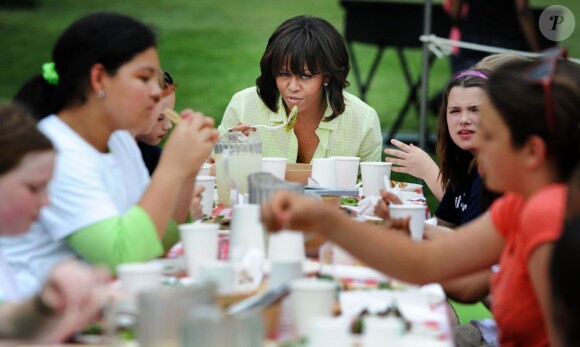 Michelle Obama récolte les légumes du potager de la Maison Blanche en compagnie d'enfants originaires du New Jersey qui ont été touchés par l'ouragan Sandy, et ceux qui ont planté les légumes au mois d'avril. Après la cueillette, place à la dégustation. Washington, le 28 mai 2013.