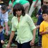 Michelle Obama récolte les légumes du potager de la Maison Blanche en compagnie d'enfants originaires du New Jersey qui ont été touchés par l'ouragan Sandy, et ceux qui ont planté les légumes au mois d'avril. Washington, le 28 mai 2013.