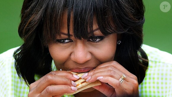 Michelle Obama récolte les légumes du potager de la Maison Blanche avec des enfants originaires du New Jersey qui ont été touchés par l'ouragan Sandy, et ceux qui ont planté les légumes au mois d'avril. Washington, le 28 mai 2013.