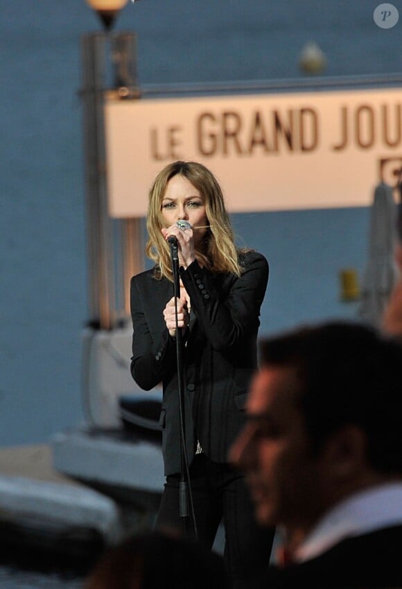 La chanteuse Vanessa Paradis sur le plateau du Grand Journal de Canal+ lors de l'ouverture du 66e Festival De Cannes le 15 mai 2013.