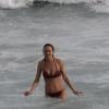 Heather Graham en bikini dans les vagues à Rio de Janeiro, le 28 mai 2013.