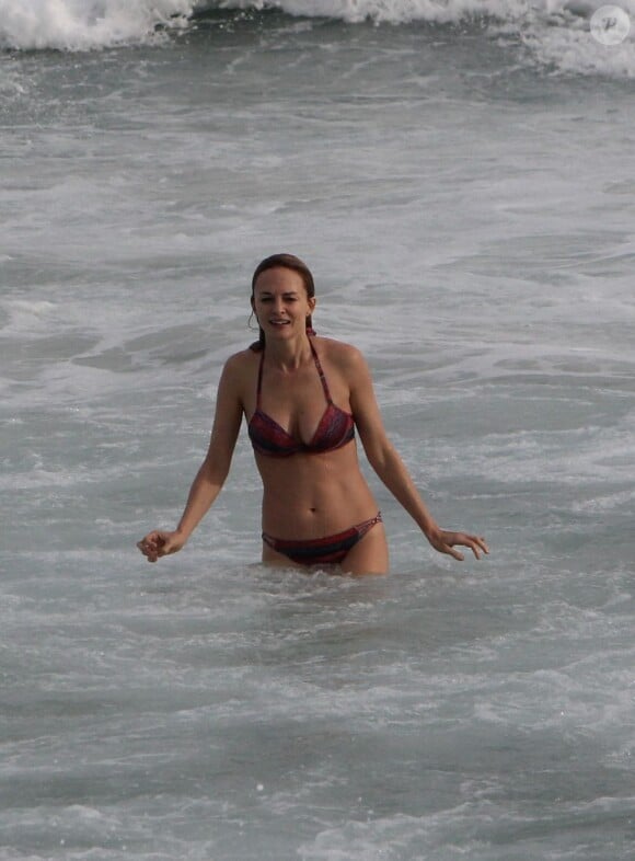 Heather Graham en bikini dans les vagues à Rio de Janeiro, le 28 mai 2013.