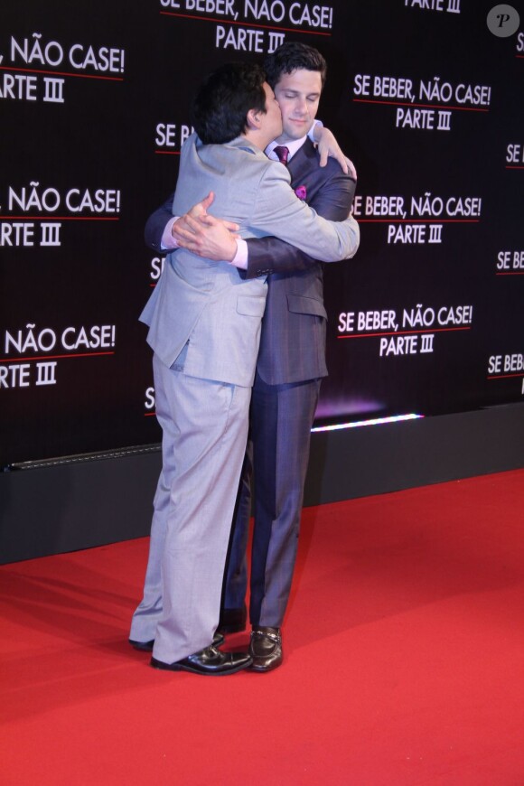 Ken Jeong et Justin Bartha s'embrassent à Rio de Janeiro, le 28 mai 2013.
