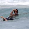 Bénéficiant des conseils avisés de son père expert, le fils aîné de Jack Johnson perfectionne son surf... Jack Johnson profitait le 13 avril 2013 d'une journée en famille sur une plage de North Shore, sur son île natale d'Oahu, avec sa femme Kim et leurs trois enfants.