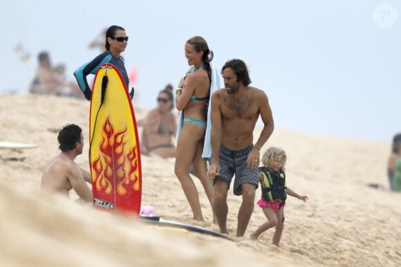 Jack Johnson profitait le 13 avril 2013 d'une journée en famille sur une plage de North Shore, sur son île natale d'Oahu, avec sa femme Kim et leurs trois enfants.