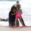 Jack Johnson donne les premières leçons de surf à sa petite fille... Le surfeur-chanteur profitait le 13 avril 2013 d'une journée en famille sur une plage de North Shore, sur son île natale d'Oahu, avec sa femme Kim et leurs trois enfants.