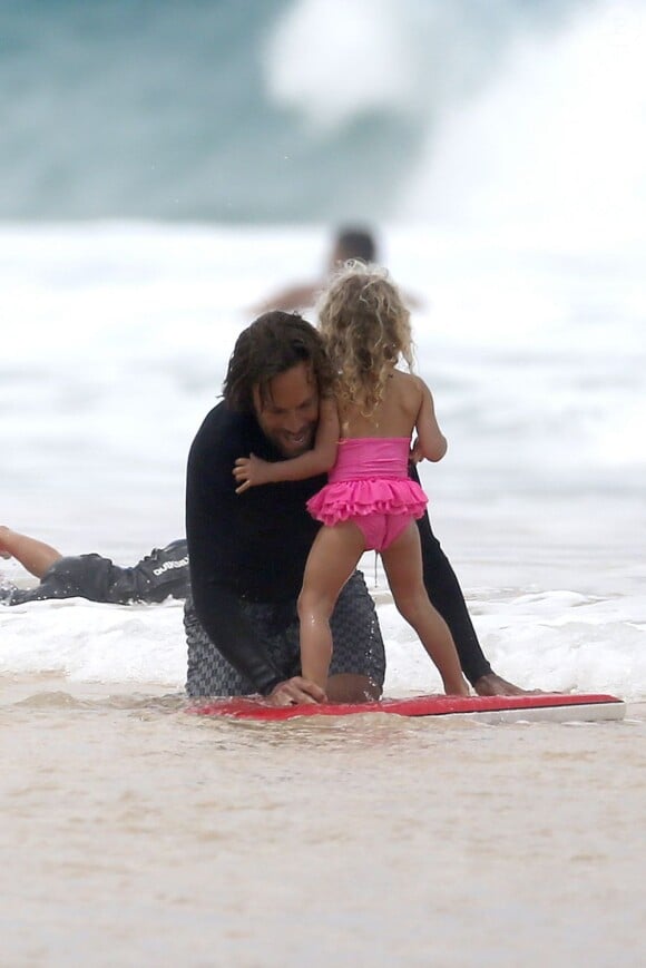 Jack Johnson donne les premières leçons de surf à sa petite fille... Le surfeur-chanteur profitait le 13 avril 2013 d'une journée en famille sur une plage de North Shore, sur son île natale d'Oahu, avec sa femme Kim et leurs trois enfants.