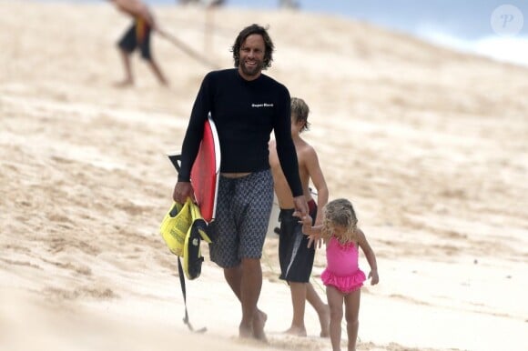 Jack Johnson, en mode papa-poule, profitait le 13 avril 2013 d'une journée en famille sur une plage de North Shore, sur son île natale d'Oahu, avec sa femme Kim et leurs trois enfants.