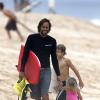 Jack Johnson, en mode papa-poule, profitait le 13 avril 2013 d'une journée en famille sur une plage de North Shore, sur son île natale d'Oahu, avec sa femme Kim et leurs trois enfants.