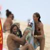 Jack Johnson, son petit dernier dans les bras, encore trop jeune pour apprendre le surf, profitait le 13 avril 2013 d'une journée en famille sur une plage de North Shore, sur son île natale d'Oahu, avec sa femme Kim et leurs trois enfants.