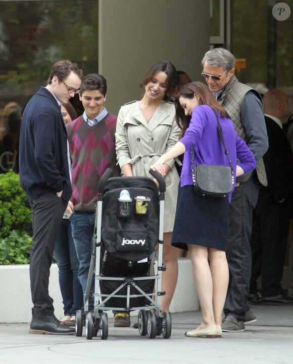 Bérénice Marlohe radieux avec Lambert Wilson et Anton Yelchin sur le tournage du film 5 to 7 au Musée Guggenheim à New York, le 29 mai 2013.