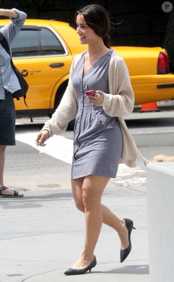 Bérénice Marlohe ne cache pas ses formes sur le tournage du film 5 to 7 au Musée Guggenheim à New York, le 29 mai 2013.