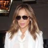 Jennifer Lopez quitte l'hôtel Dorchester à Londres, vêtue d'une veste et d'un chemisier Bec & Bridge, d'un jean J Brand et de bottines "Guerilla" signées Christian Louboutin. La chanteuse tient une pochette Stark à  la main. Le 30 mai 2013.
