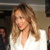 Jennifer Lopez quitte l'hôtel Dorchester à Londres avec son compagnon Casper Smart. La chanteuse porte une robe-veste et une ceinte Reem Acra (collection printemps 2013), une pochette léopard Valentino et des souliers "Un Bout" de Christian Louboutin. Le 30 mai 2013.