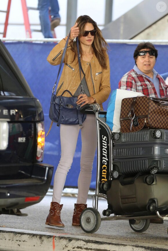 Alessandra Ambrosio, ultra stylée à son arrivée à l'aéroport LAX à Los Angeles, porte une veste et des bottines Isabel Marant ainsi que le mythique sac "Alexa" de Mulberry. Le 30 mai 2013.