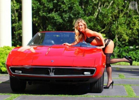 Nikki Leigh pose en petite tenue avec une Maserati Ghibli Spyder SS de 1970, à Brentwood, le 31 mai 2013. L'ex-playmate s'apprête justement à faire ses débuts au cinéma dans un film sur des pilotes de courses automobiles, Snake and Mongoose.