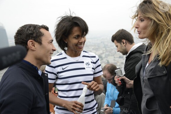 Brahim Asloum et Audrey Pulvar lors de la course VertiGO à la Défense le 31 mai 2013 à Paris.