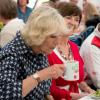 Camilla Parker Bowles dans le Wiltshire le 2 juin 2013, pour passer le Big Lunch avec les habitants et écoliers de Trowbridge.