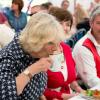 Camilla Parker Bowles dans le Wiltshire le 2 juin 2013, pour passer le Big Lunch avec les habitants et écoliers de Trowbridge.
