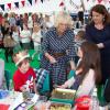 La duchesse de Cornouailles dans le Wiltshire le 2 juin 2013, pour passer le Big Lunch avec les habitants et écoliers de Trowbridge.