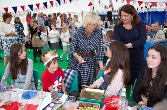 La duchesse de Cornouailles dans le Wiltshire le 2 juin 2013, pour passer le Big Lunch avec les habitants et écoliers de Trowbridge.