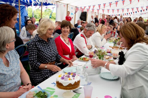 La duchesse de Cornouailles était en déplacement dans le Wiltshire le 2 juin 2013, pour passer le Big Lunch avec les habitants et écoliers de Trowbridge.