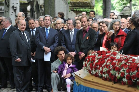 Michel Sapin, Michel Rocard, Robert Badinter, Jean-Louis Debré, Daniel Vaillant lors de l'enterrement du constitutionnaliste Guy Carcassonne au cimetière de Montmartre le 3 juin 2013