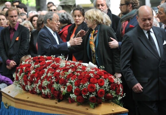 Michel Rocard et Claire Bretécher lors de l'enterrement du constitutionnaliste Guy Carcassonne au cimetière de Montmartre le 3 juin 2013